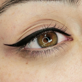 winged eye liner